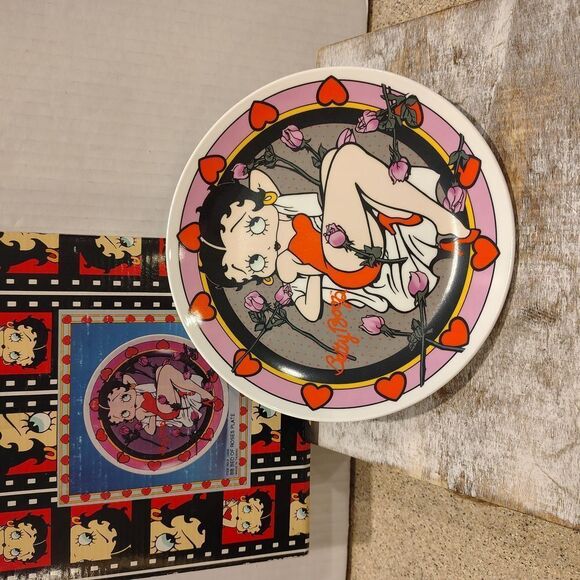 Betty Boop Decorative Plate with Hearts - Picture 1 of 3